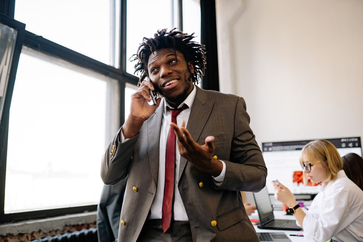 Business phone system handling an incoming customer call
