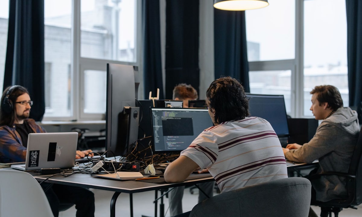 Team weighing platform and custom automation options in an office