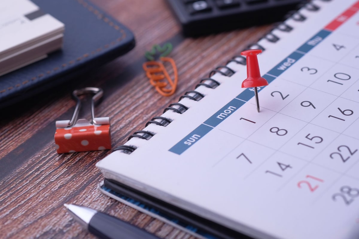 Calendar and phone showing a paired reminder sequence