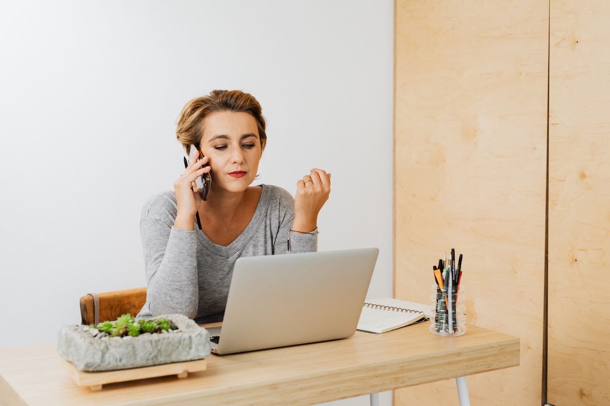 Sales representative managing calls and follow-up tasks