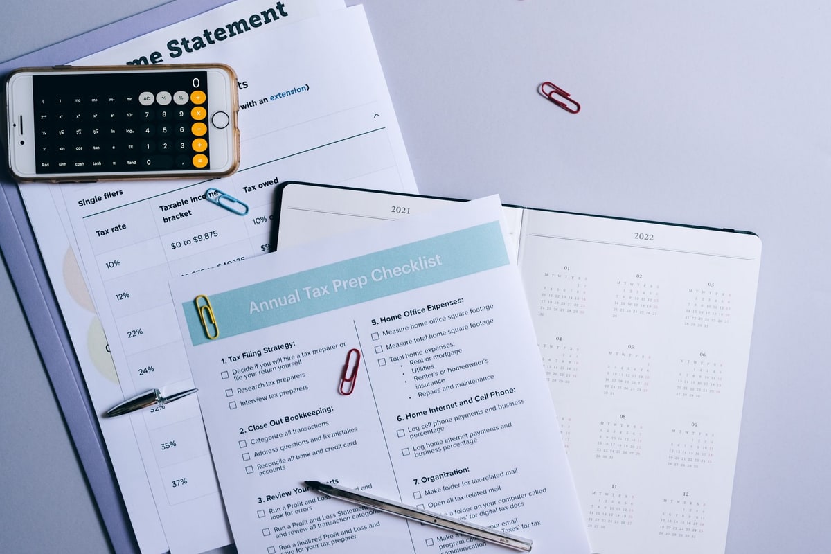 Checklist and calendar used to plan invoice follow-up